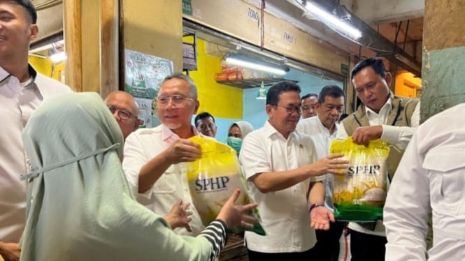 Zulhas Bagikan 100 Karung Beras Gratis untuk Warga Pasar Kramat Jati