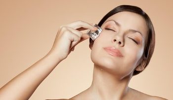 Kapan Sebaiknya Menggunakan Es Batu untuk Wajah Panduan Aman dan Efektif