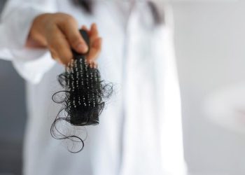 2 Penyebab Rambut Ibu Menyusui Rontok Parah