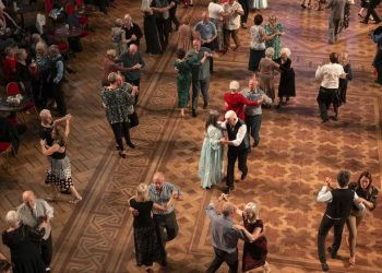 Menari dan Minum Teh, Usaha Lansia di Inggris Atasi Kesepian