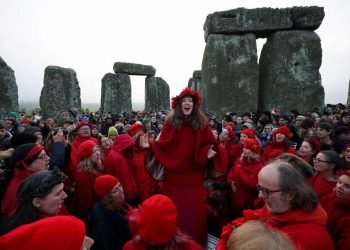 Stonehenge Menyambut Matahari Terbit di Titik Balik Musim Dingin