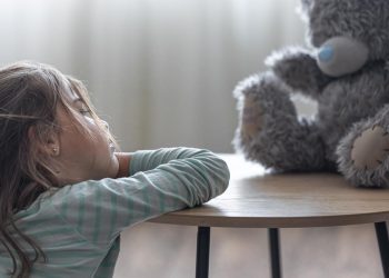 Ikut Orangtua Asuh atau Ibu? Status Anak Adopsi Saat Orangtua Bercerai