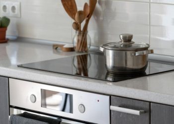 7 Cara Menyimpan Peralatan Dapur agar Lemari Rapi dan Bebas Lengket