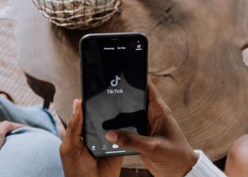 Nonchalant: Asal-usul di Media Sosial, Contoh Penggunaan, serta Sisi Positif dan Negatifnya