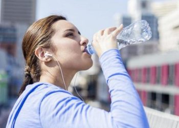 6 Tanda Kamu Terlalu Banyak Minum Air Menurut Dokter