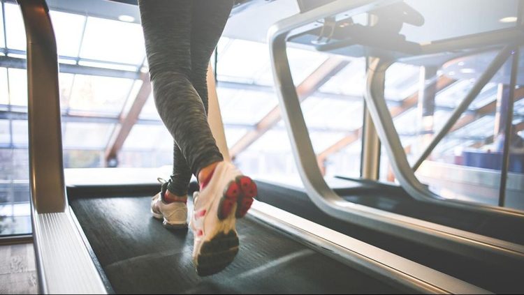 Jalan Kaki di Treadmill atau Luar Ruangan, Mana yang Lebih Efektif?