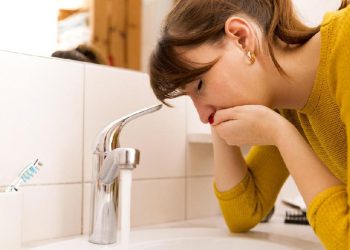 Dampak Kebanyakan Minum Air Putih, Kenali 9 Ciri-Cirinya