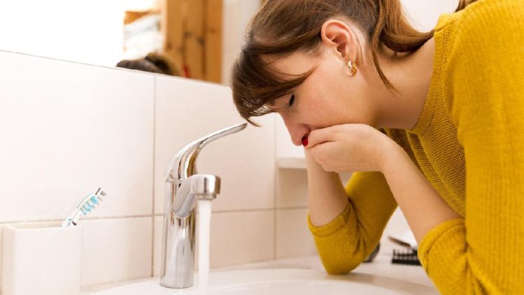 Dampak Kebanyakan Minum Air Putih, Kenali 9 Ciri-Cirinya