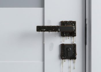 Membersihkan Pegangan Pintu Lengket Agar Kinclong dan Bebas Kuman