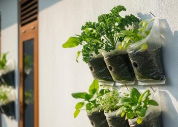 9 Desain Kebun Sayur Vertikal dari Kantong Kresek untuk Solusi Pangan Mandiri di Lahan Sempit